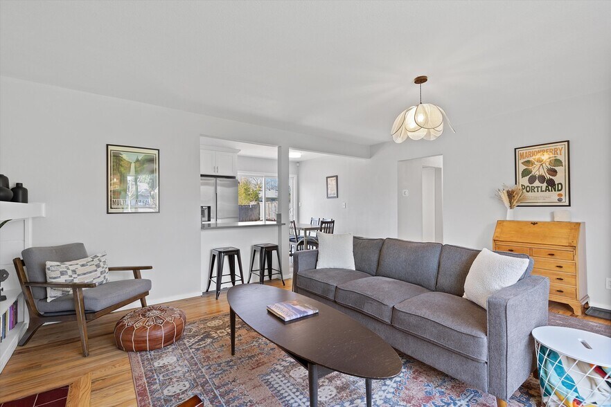 Building Photo - 4775 SW Beech Dr