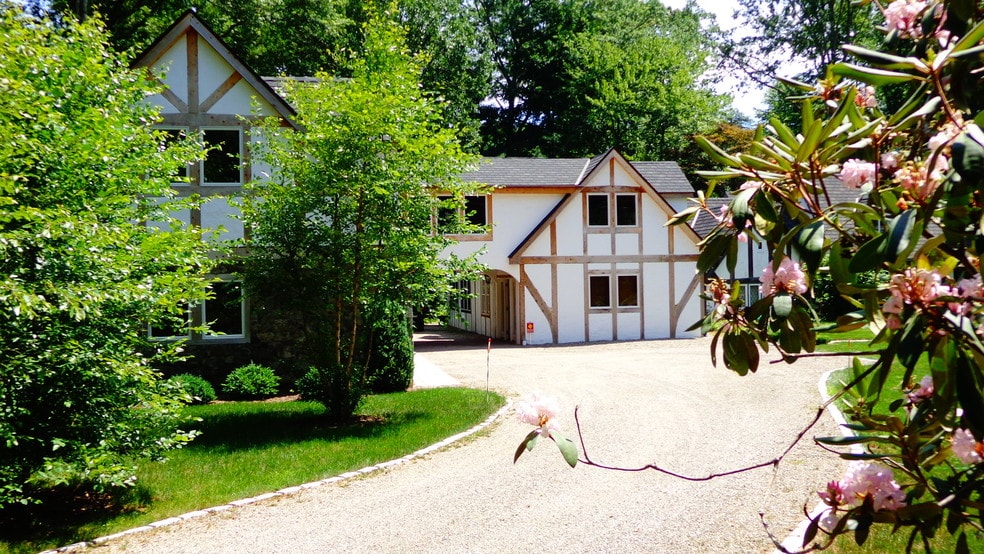 Building Photo - 16 Crooked Mile Rd