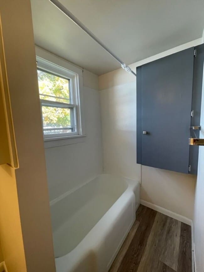 Building Photo - 3 Bedroom/ 1 Bathroom downtown home!