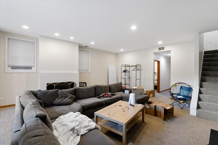 Building Photo - 2338 N Greenview Ave