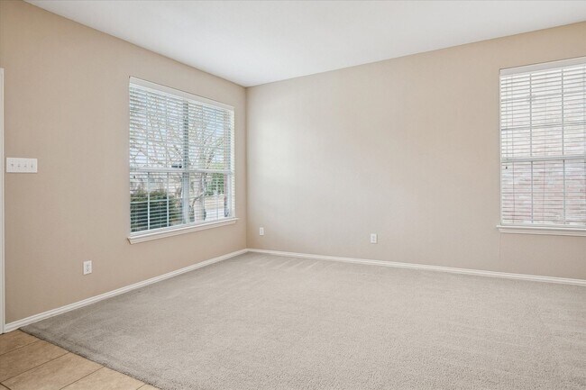 Building Photo - Awesome family home!