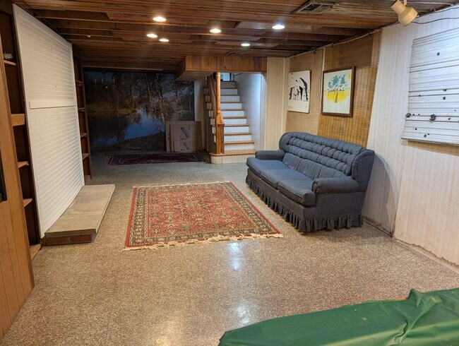 Building Photo - AVAILABLE NOW! Spacious 3 Bed / 2.5 Bath Home in Washington Twp with Basement!