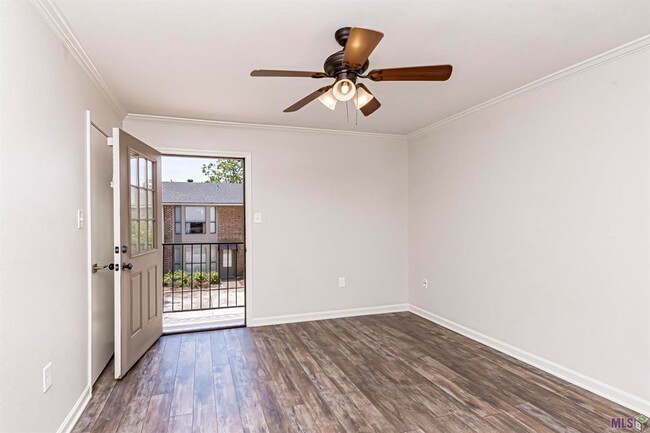 Building Photo - 2 Bedroom Townhouse on Bluebonnet & Jeffer...