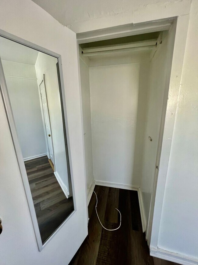Building Photo - Walk to Beach, W/D, Shared Yard, Parking, No Pets