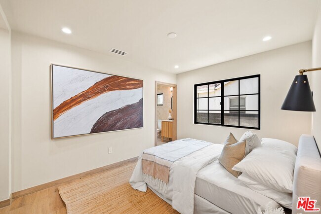 Building Photo - 14742 Weddington St