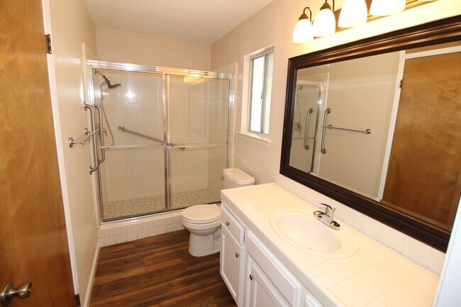 Building Photo - Cute NE Fresno Home near SHopping, Schools and Resturants