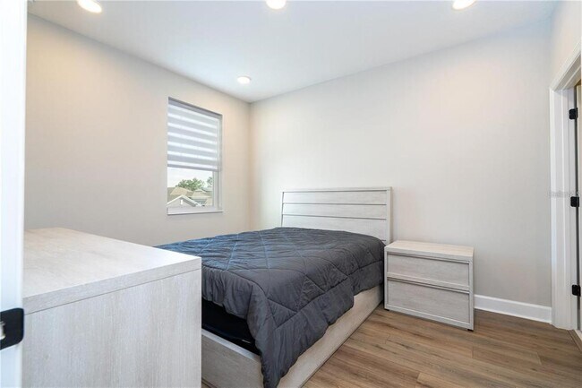 Building Photo - 5090 Shady Pnes Dr