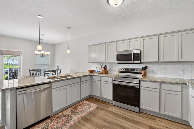Building Photo - AVAILABLE MAY 2026  [PET FRIENDLY]