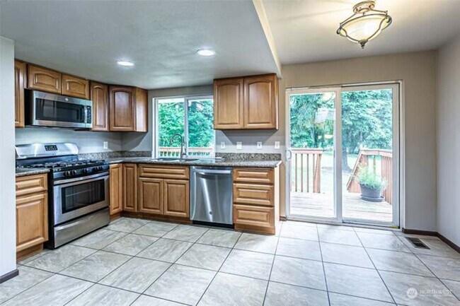 Building Photo - Immaculate & HUGE 5-Bedroom Home in Desira...