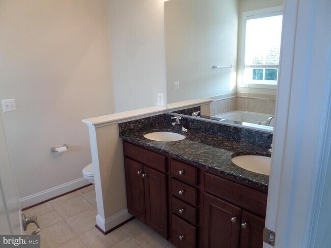 Building Photo - 15998 Greymill Manor Dr