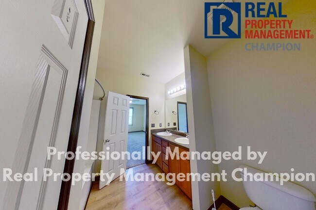 Building Photo - Beautiful Two Story Townhome with Lots of Storage!!