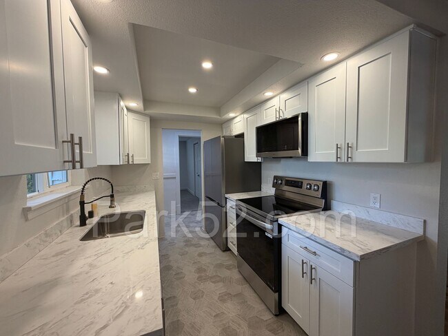 Building Photo - Newly Remodeled 3 Bedroom Duplex