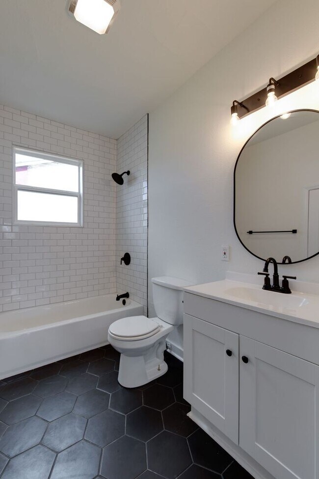 Building Photo - Newly renovated 2bed/1bath