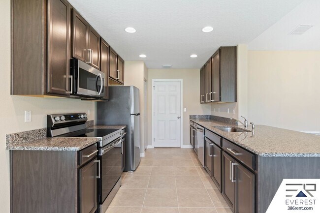 Building Photo - FULLY FENCED 3/2/2 IN DESIRABLE QUAIL HOLLOW