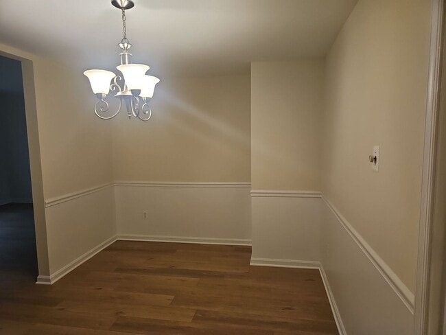 Building Photo - Location is Everything With This 3 Bed 3.5 Bath Townhouse in Hampton Court Community