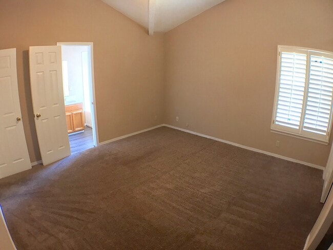 Building Photo - North Hills 3 Bed Refrig A/C!