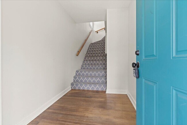 Building Photo - AVAILABLE NOW! 2 Bedroom 1 Bathroom Duplex in Kansas City $1400