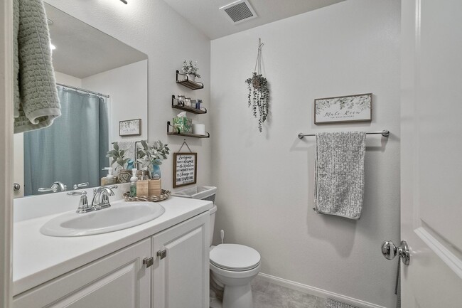 Building Photo - 2211 Solara Ln