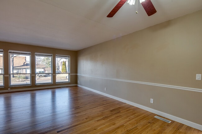 Building Photo - 2830 Flintwood Dr
