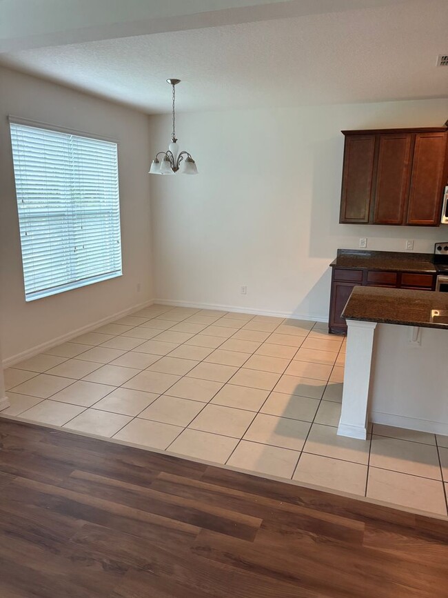 Building Photo - IMMEDIATE OCCUPANCY !!! LARGE// 5 Bedroom ...