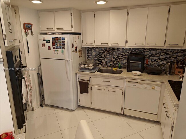 Building Photo - 801 Brickell Bay Dr