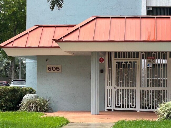 Building Photo - 605 S Pine Island Rd