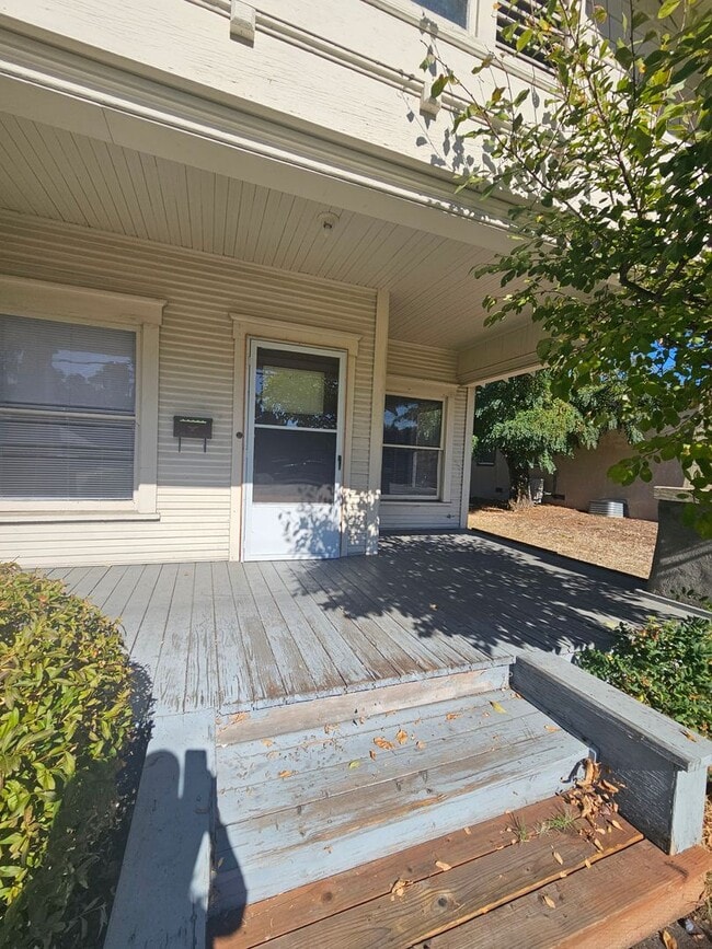 Building Photo - 1/2 OFF FIRST MONTH'S RENT IF RENTED IN DEC! Charming 2 Bedroom with Bonus/Laundry Room