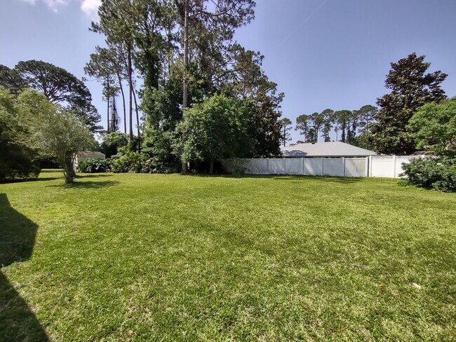 Building Photo - Indian Trails 3 Bedroom 2 Bath!