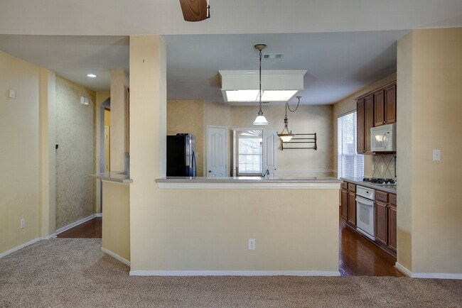 Building Photo - 4 bed Golf community for lease!