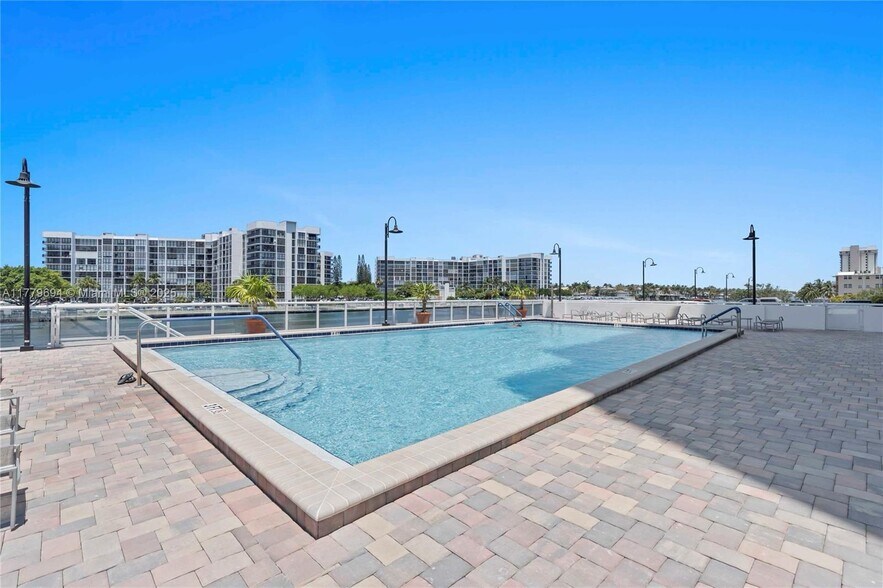 Building Photo - 3000 S Ocean Dr