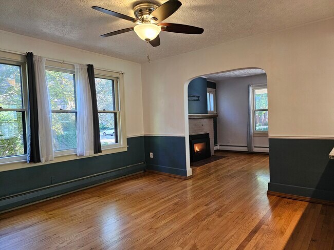Building Photo - 514 W Breckenridge St
