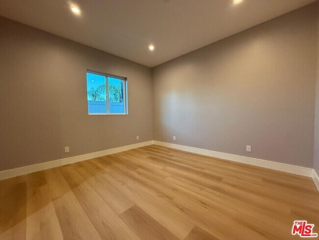 Building Photo - 6530 Varna Ave