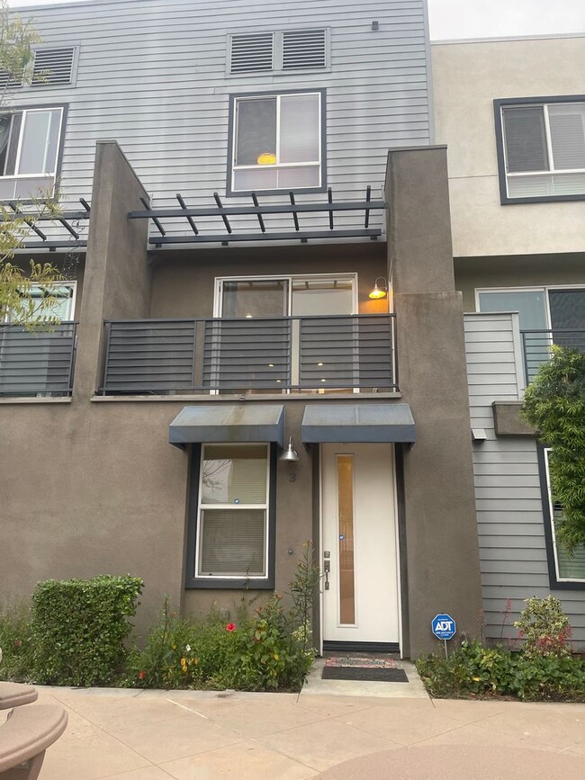 Primary Photo - Just Reduced!! Charming 3 Bed/3 Ba Townhou...