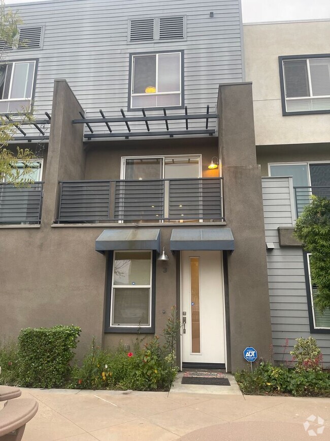 Building Photo - Just Reduced!! Charming 3 Bed/3 Ba Townhou...