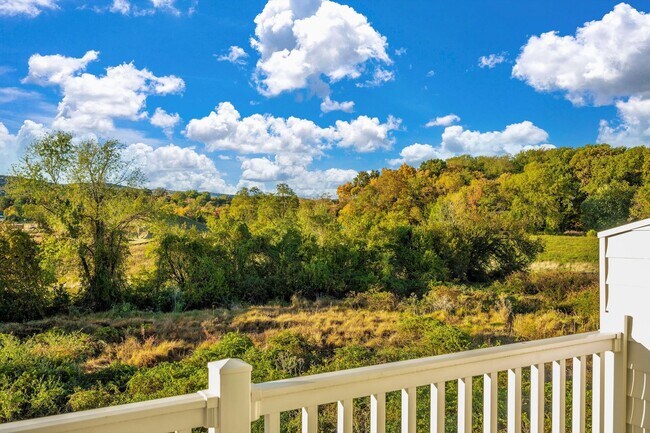 Building Photo - The Enclave At Gambrill View