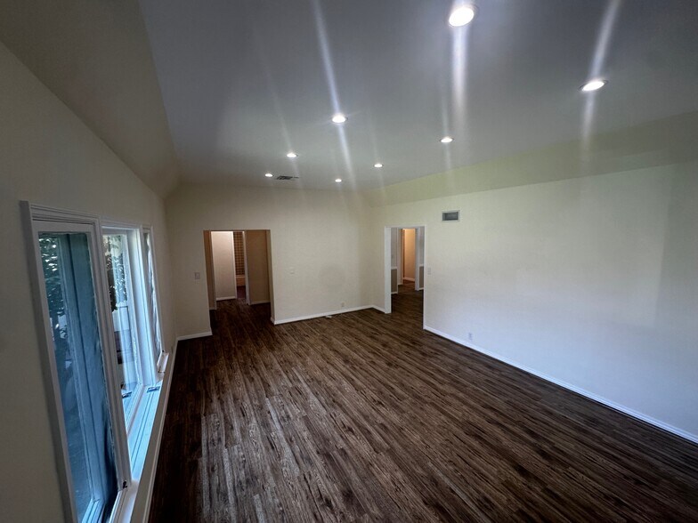 Building Photo - 2151 N Altadena Dr