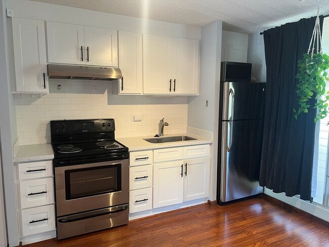 Building Photo - 392 sqft Studio with 1-bathroom, 1-parking...