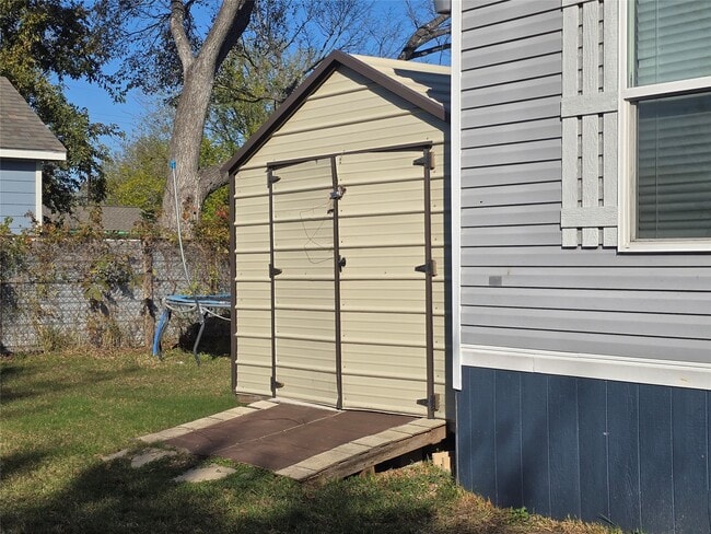 Building Photo - 219 Zinn Dr