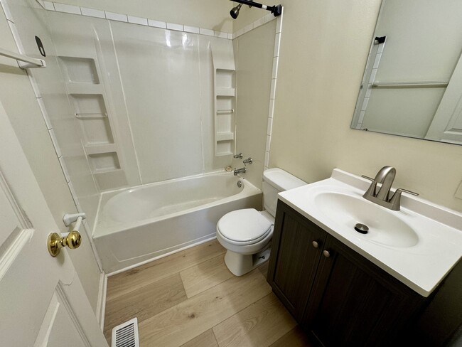 Building Photo - 708 Maumee Dr