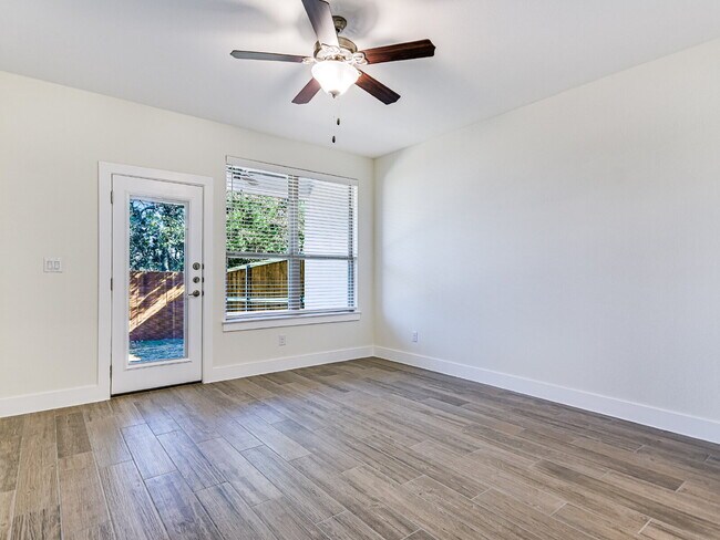 Building Photo - "Spacious 3-Bed Condo with 2 Baths in Charming Georgetown – 1424 Sq Ft of Comfort on Parkline Dr!"