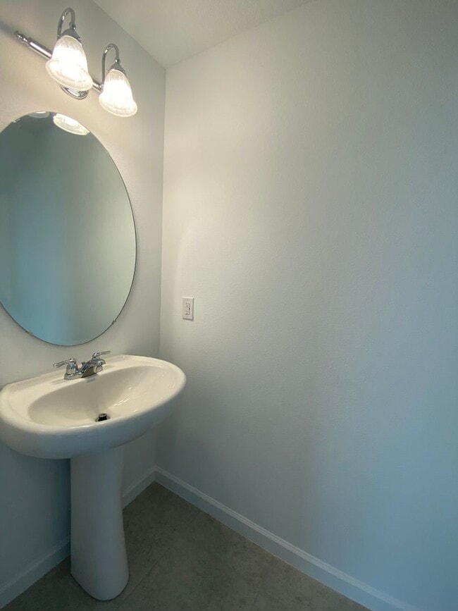 Building Photo - Welcome To Your NEWER Dream Home in the He...