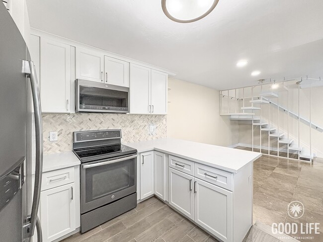 Building Photo - Peaceful and Spacious 3B/3BA condo with La...