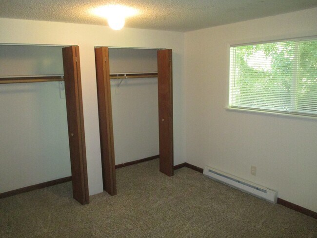 Building Photo - Two Bedroom Apartment in Central Salem