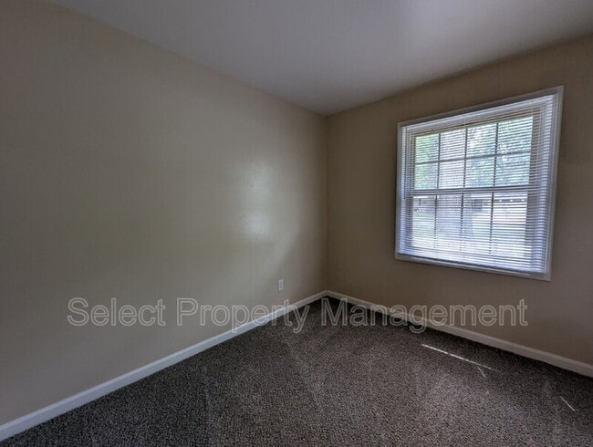 Building Photo - 3220 Thames Dr