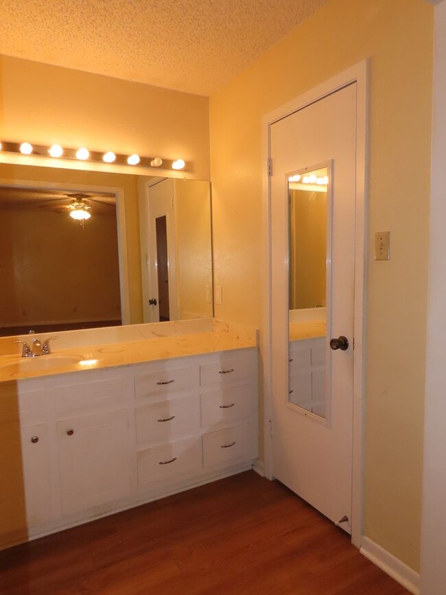 Building Photo - South Tyler! Spacious 3 Bedroom, 2 Bath