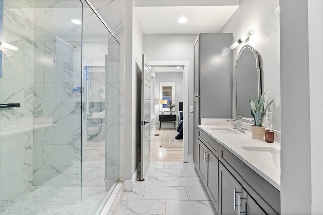 Building Photo - Spacious 4-Bed Gem in Nashville: 2360 sq f...