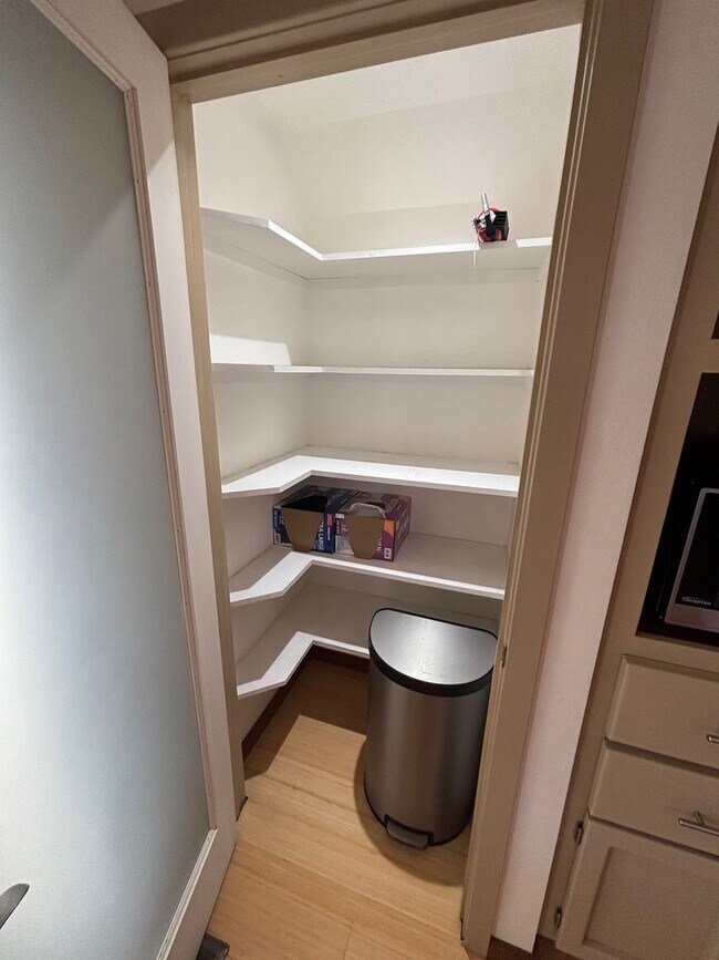 Building Photo - Large 2 bedroom 2.5 bathroom Bennett Valley Home with community pool and views