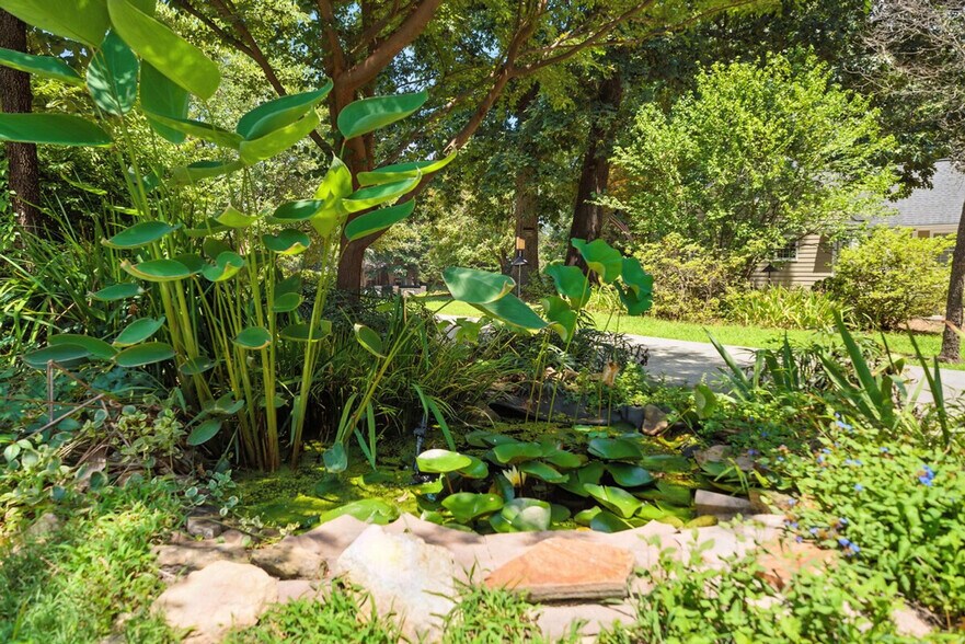 Building Photo - 1421 Lynn Rd