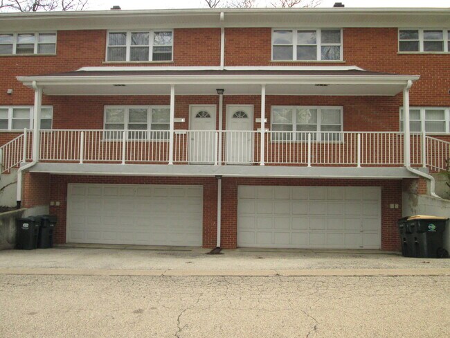 Primary Photo - 169 E Palatine Rd