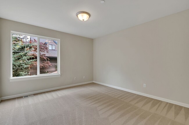 Building Photo - Must see in beautiful Redmond neighborhood